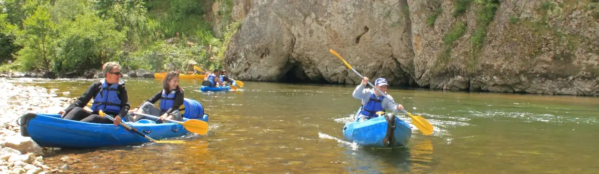 Paseos en canoa y kayak por el río Tarn desde Montbrun hasta Sainte-Enimie.