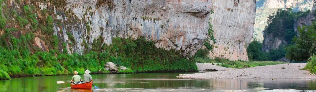 Paseos en canoa y kayak por el río Tarn desde Sainte-Enimie hasta Baumes-Basses.