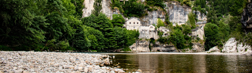 Castelbouc: visita a un villaggio segreto incastonato nel cuore delle gole del Tarn.