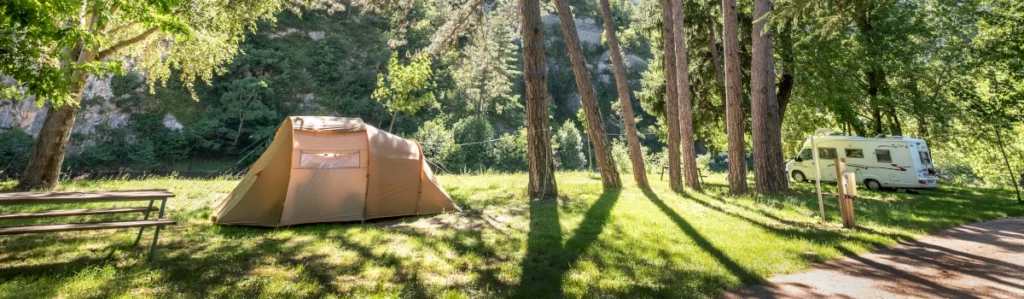 Emplacements spacieux pour tentes, camping-cars et caravanes au Camping Le Site de Castelbouc dans les Gorges du Tarn