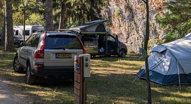 Hors saison estivale, dans les Gorges du Tarn : profitez du calme du Camping de Castelbouc en avril, mai, juin et septembre.