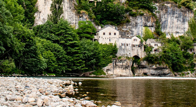Castelbouc : visite d’un village secret niché au cœur des Gorges du Tarn.