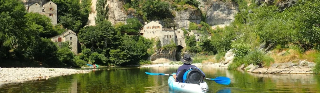 Descente du Tarn en canoë-kayak ou stand-up paddle du Camping Le Site de Castelbouc à Sainte-Enimie