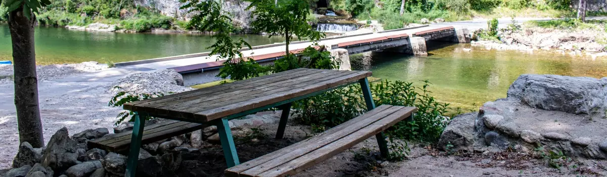 Camping Le Site de Castelbouc, pont submersible sur le Tarn