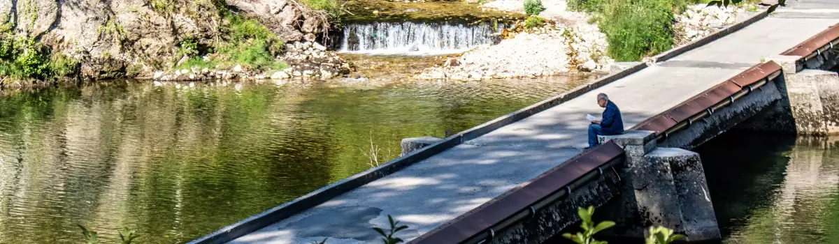 Camping Le Site, moment de détente sur le pont qui mène au village de Castelbouc