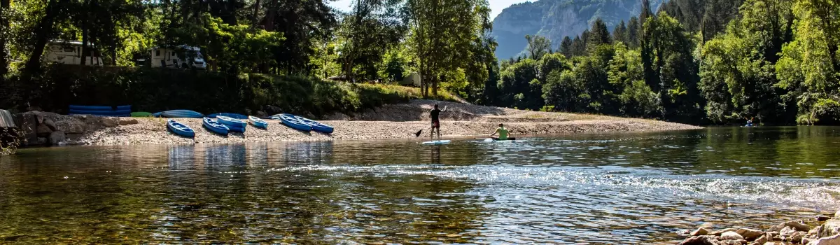 Départ parcours de canoë-kayak, plage du Camping de Castelbouc sur la rivière Le Tarn, Sainte-Enimie